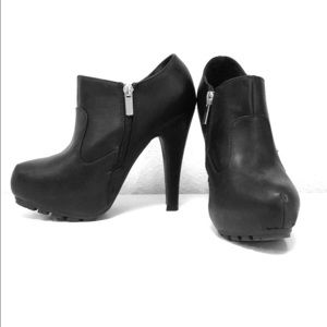 Dollhouse booties/boots black leather